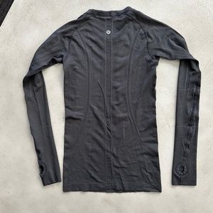 Lululemon Swifty Longe Sleeve, Size 4, Black